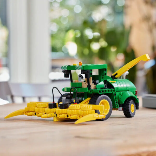 LEGO® Technic John Deere 9700 Forage Harvester (image 5)