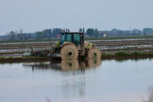 Flood vs Spot Beam: Which Beam Pattern for Which Tractor Task