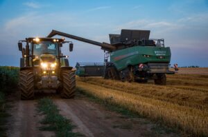 Best Tractor Lights for Night Harvesting: Lumens, Beam Patterns, and Mounting
